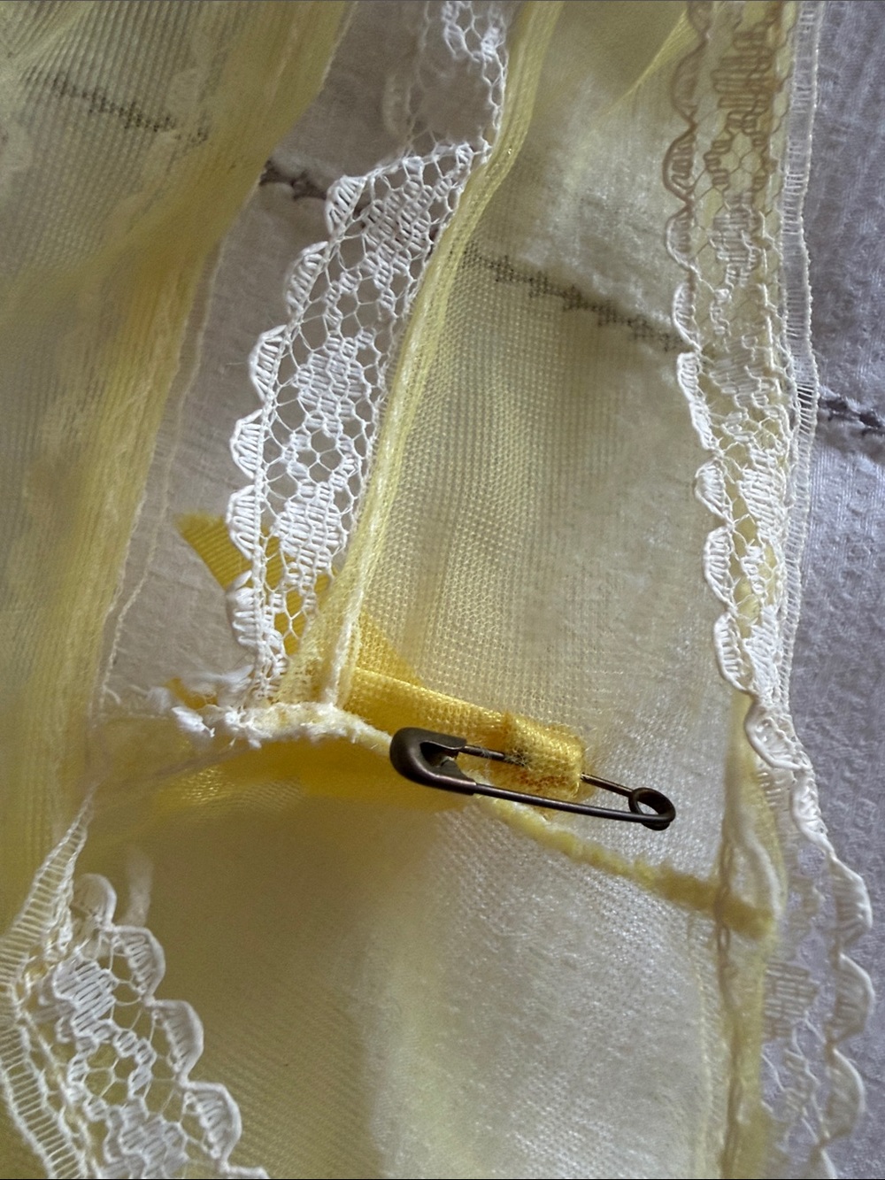 Sweet Vintage 1960s Women's Yellow Sheer Nylon & Lace Baby Doll Nightie Lingerie - Picture 12 of 13